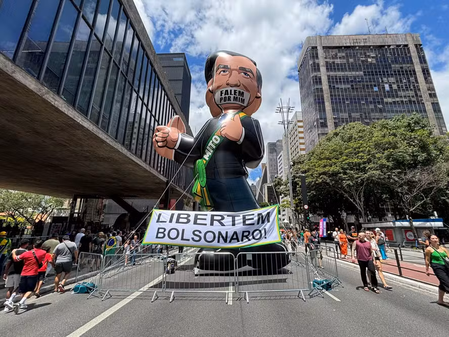 Boneco com a frase 'Libertem Bolsonaro' — Foto: Klauson Dutra/CBN