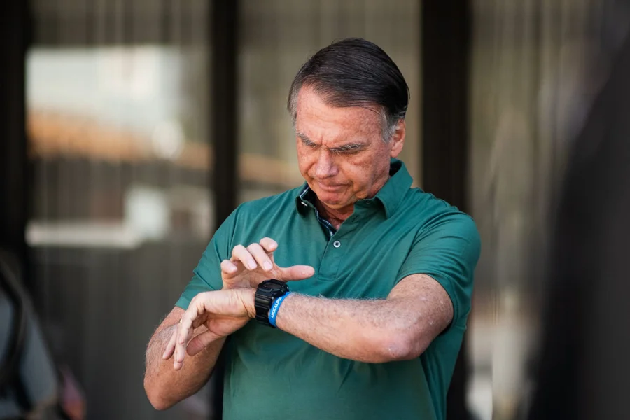 O ex-presidente Jair Bolsonaro inicia, nesta sexta-feira (27/03), o cumprimento de sua prisão domiciliar sob vigilância rigorosa. Após 14 dias internado no hospital DF Star para tratar uma broncopneumonia, a coluna apurou que a instalação da tornozeleira eletrônica ocorrerá imediatamente após sua chegada à residência, em Brasília.