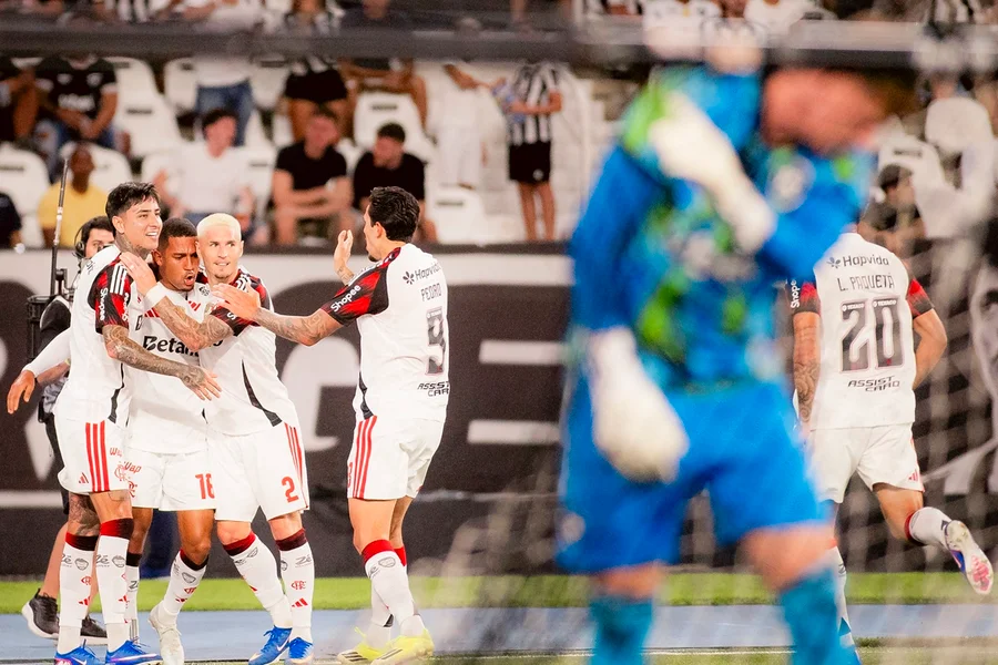Flamengo vence Botafogo por 3 a 0 em clássico e sobe na tabela