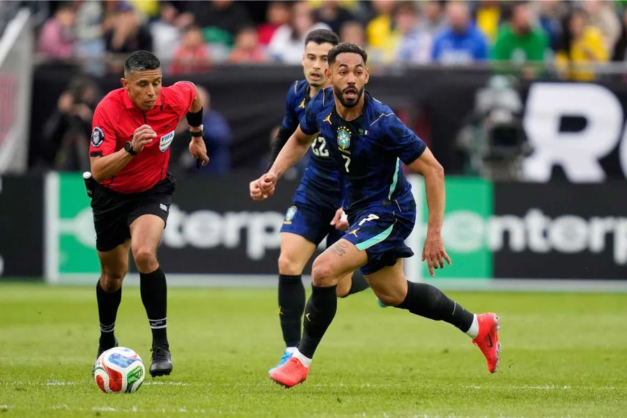 O Brasil encara a Croácia hoje, às 21h, no Camping World Stadium, em um confronto que carrega um peso emocional maior do que um simples amistoso. Após a derrota por 2 a 1 para a França na última semana, o time de Carlo Ancelotti precisa mostrar evolução tática e psicológica contra o algoz que encerrou o sonho do hexa no Catar.