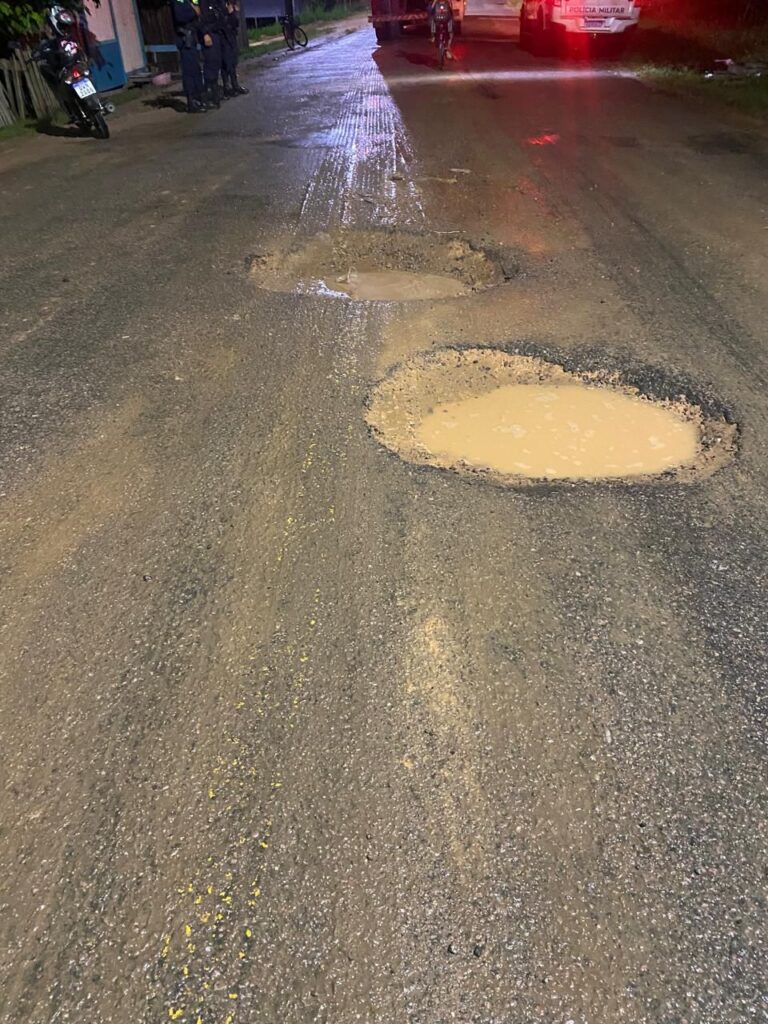 Motociclista fica desacordado após perder controle de moto e bater em buraco no interior do Acre