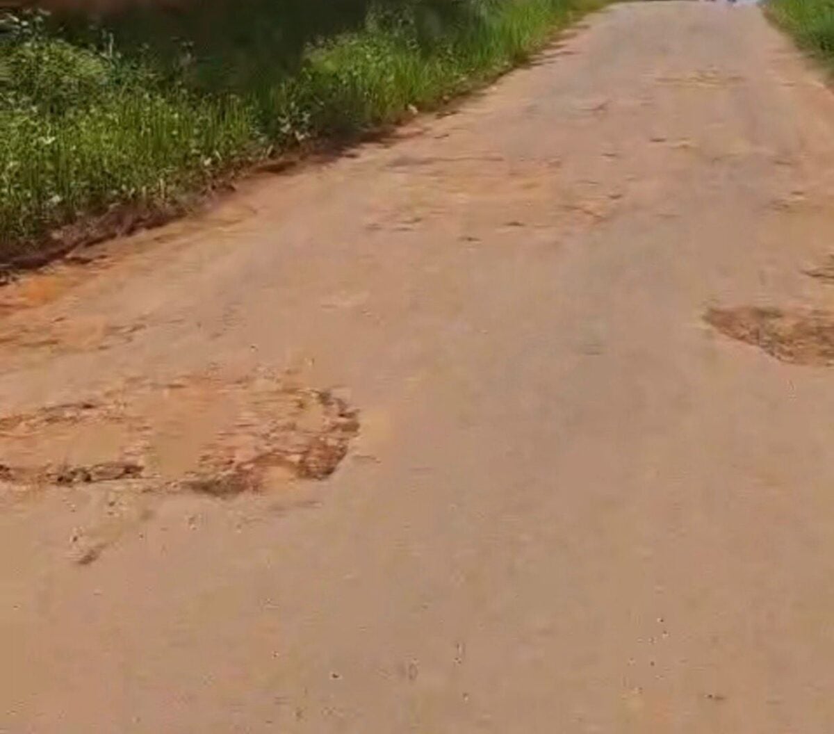 Morador ironiza “tapa-buracos com barro”