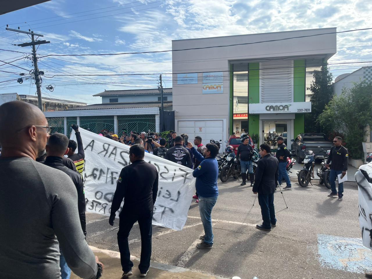 Câmara aprova lei das motos por app e motoboys protestam em Rio Branco