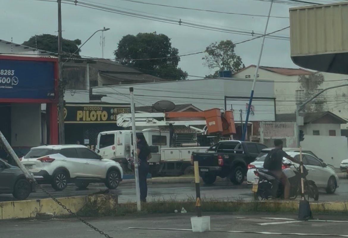 Caminhão fica atravessado na pista após bater em poste na Avenida Ceará