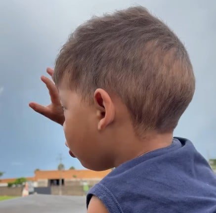 Garoto acena para caminhão