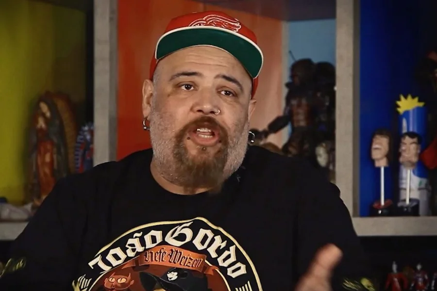 Cantor João Gordo é flagrado com entorpecentes no raio-x em aeroporto