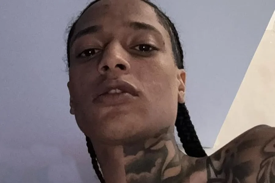 O rapper Oruam terá que esperar mais algumas semanas para prestar depoimento à Justiça do Rio de Janeiro. A audiência de instrução e julgamento, que estava pautada para ocorrer nesta segunda-feira (30/03), foi redesignada para o dia 11 de maio de 2026, às 16h. Segundo o despacho do magistrado, o adiamento ocorreu devido à necessidade de reorganização da pauta do tribunal.