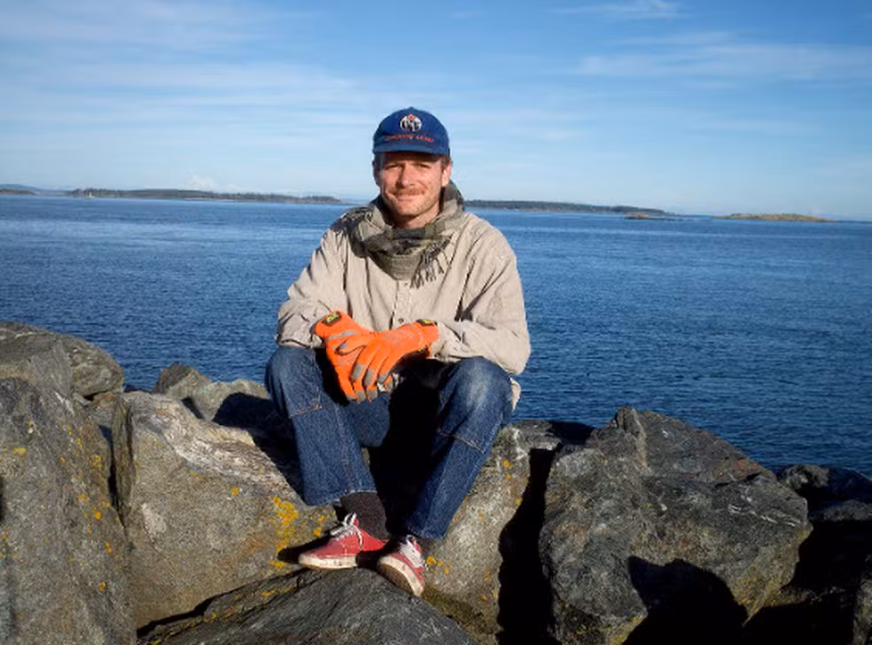 O "último rockstar indie" amadureceu. Mac DeMarco retorna ao Brasil em abril de 2026 para uma turnê inédita por oito cidades, incluindo destinos fora do eixo tradicional, como Recife e Florianópolis.