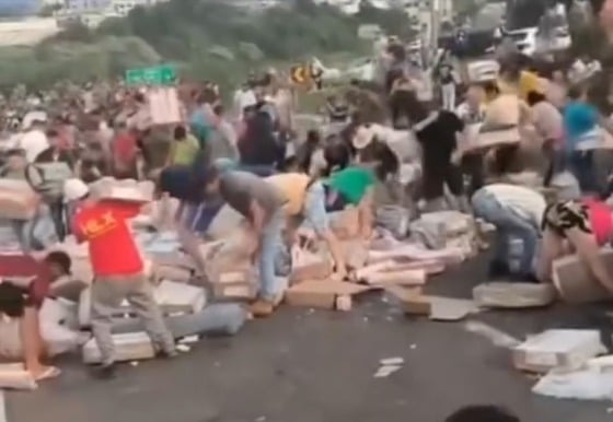 Caminhão com carne tomba em rodovia e carga é levada por moradores