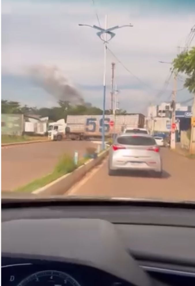 Carreta de grande porte durante a manobra que acabou destruindo parte da rotatória em Rio Branco.