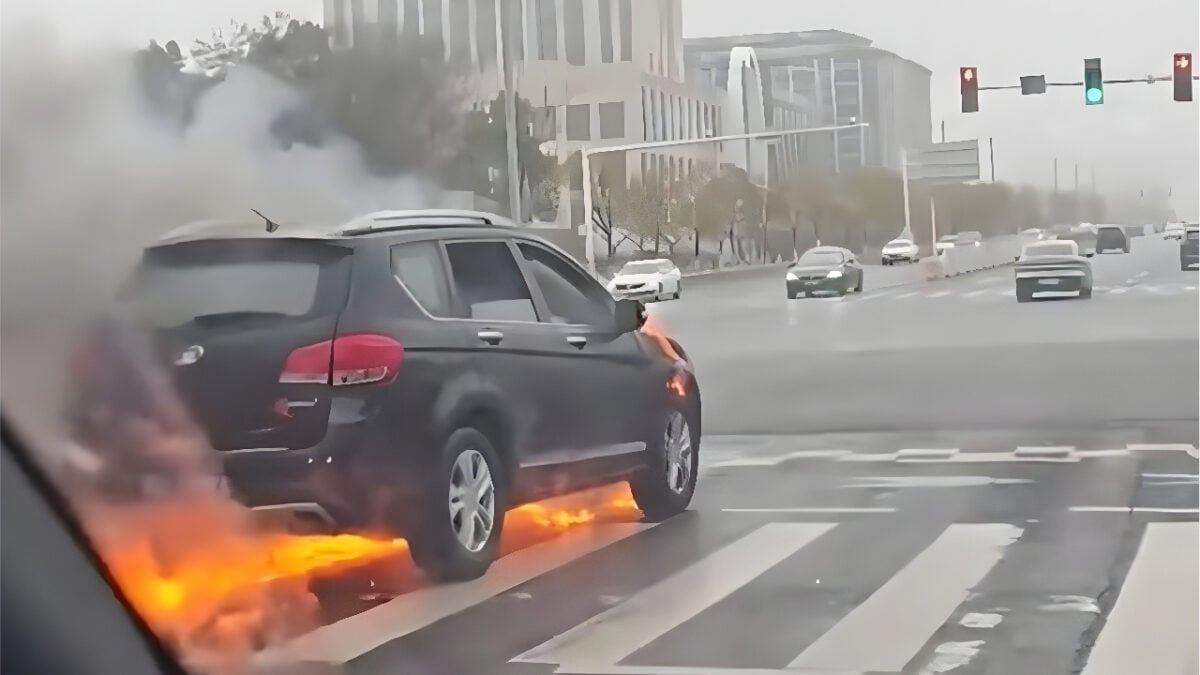 Um vídeo impressionante registrou o momento em que um carro aparentemente vazio atravessa um cruzamento enquanto está completamente em chamas, deixando um rastro de fogo pelo asfalto. O caso aconteceu na cidade de Gao’an, na província de Jiangxi, na China. As imagens foram gravadas por um motorista que passava pelo local no dia 28 de fevereiro e rapidamente repercutiram nas redes sociais. Vídeo mostra veículo em chamas atravessando avenida No vídeo, um sedã preto aparece avançando lentamente por uma avenida movimentada enquanto chamas intensas saem do capô e da parte inferior do veículo. Uma densa fumaça preta também se espalha pela via. Mesmo em meio ao incêndio, o automóvel continua em movimento e chega a atravessar um cruzamento com o sinal aberto. Com os vidros abaixados e sem ninguém ao volante, a cena deu a impressão de que o carro estava se movendo sozinho, o que levou internautas a apelidarem o episódio de “carro fantasma”. Motorista saiu do veículo antes do incêndio De acordo com informações divulgadas por autoridades locais, o motorista já havia conseguido deixar o carro quando o incêndio começou durante o trajeto. Mesmo após ser abandonado, o veículo continuou se deslocando lentamente pela via, deixando marcas de fogo no asfalto enquanto atravessava o cruzamento. Funcionário ajudou a conter as chamas Um funcionário da limpeza urbana que conduzia um caminhão-pipa nas proximidades percebeu a situação e decidiu agir rapidamente. Ele retornou ao local e utilizou o canhão de água do veículo para direcionar jatos contra o automóvel em chamas. A ação ajudou a reduzir o fogo até a chegada das equipes de emergência, que finalizaram o combate ao incêndio e eliminaram qualquer risco restante. Apesar do susto e da cena incomum, ninguém ficou ferido. Causa do incêndio é investigada Segundo o proprietário do carro, o incêndio pode ter sido provocado por uma falha elétrica na parte dianteira do veículo. Ainda assim, autoridades locais continuam investigando o caso para determinar a causa exata do incidente