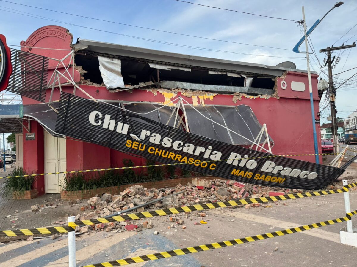 O Corpo de Bombeiros e a Defesa Civil foram acionados