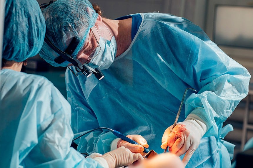 Nova lei amplia reconstrução de mama pelo SUS para casos além do câncer