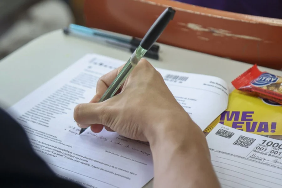 Estudantes realizando prova de simulado para o Vestibular da USP 2027.