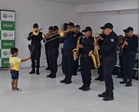 Criança rege banda da PM