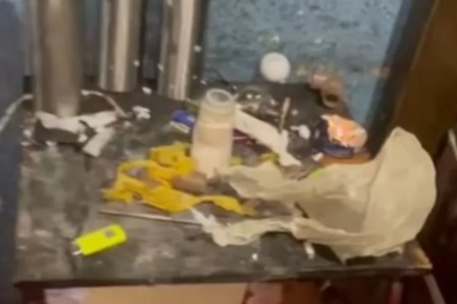 Um caso estarrecedor chocou a cidade de Laranjal Paulista, no interior de São Paulo, nesta quarta-feira (18/03). Uma mulher foi presa em flagrante sob a suspeita de ter deixado a própria filha, de apenas 3 anos, como uma espécie de “consignação” em um ponto de venda de drogas em troca de entorpecentes.