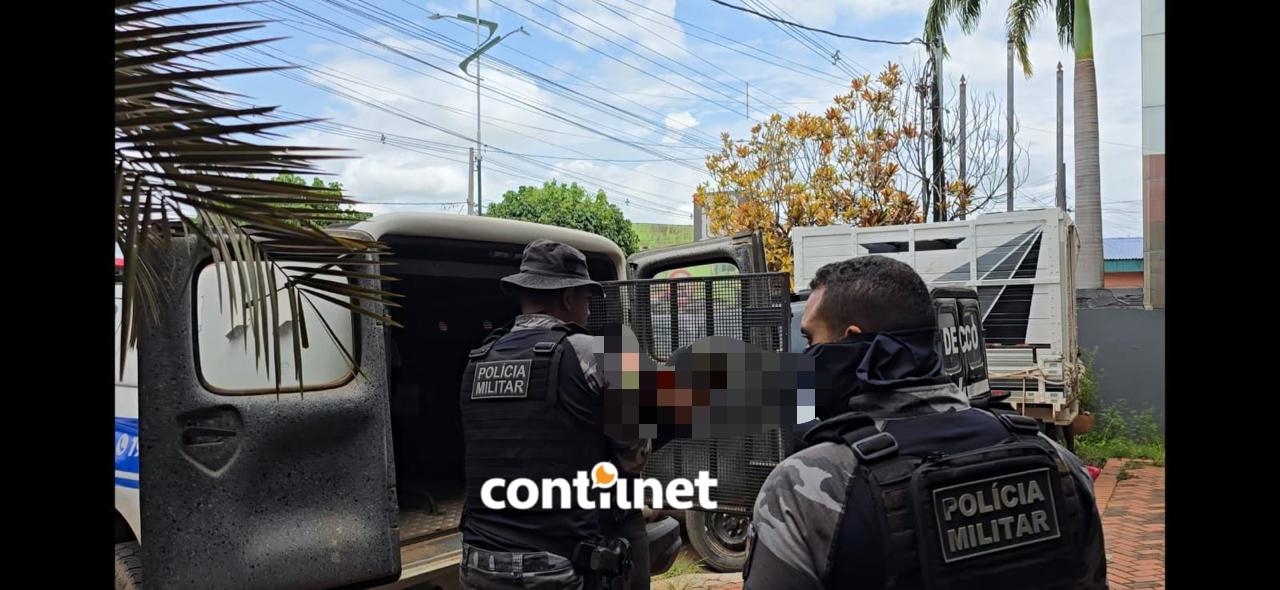 Suspeito é preso por policiais militares durante operação que resultou na recuperação de veículos e bens roubados de uma família no interior do Acre.