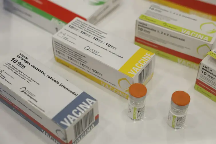 Fernando Frazão/Agência Brasil Rio de Janeiro (RJ), 07/05/2025 – Vacinas de poliomelite, sarampo; caxumba e rubéola produzidas por Bio-Manguinhos/Fiocruz, exibidas no 9º Simpósio Internacional de Imunobiológicos. Foto: Fernando Frazão/Agência Brasil