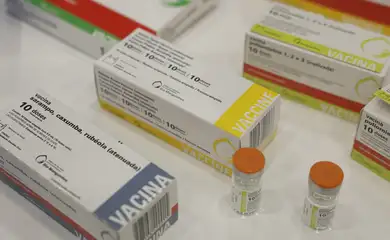 Rio de Janeiro (RJ), 07/05/2025 – Vacinas de poliomelite, sarampo; caxumba e rubéola produzidas por Bio-Manguinhos/Fiocruz, exibidas no 9º Simpósio Internacional de Imunobiológicos. Foto: Fernando Frazão/Agência Brasil