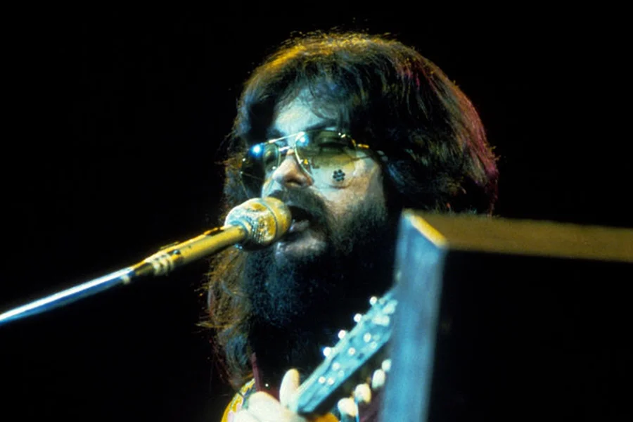 O cenário musical dos Estados Unidos se despede de um ícone. Dash Crofts, metade da aclamada dupla Seals & Crofts, morreu nesta quarta-feira (25/03), aos 85 anos. Segundo informações do portal TMZ, o artista enfrentou complicações graves após passar por uma cirurgia cardíaca.