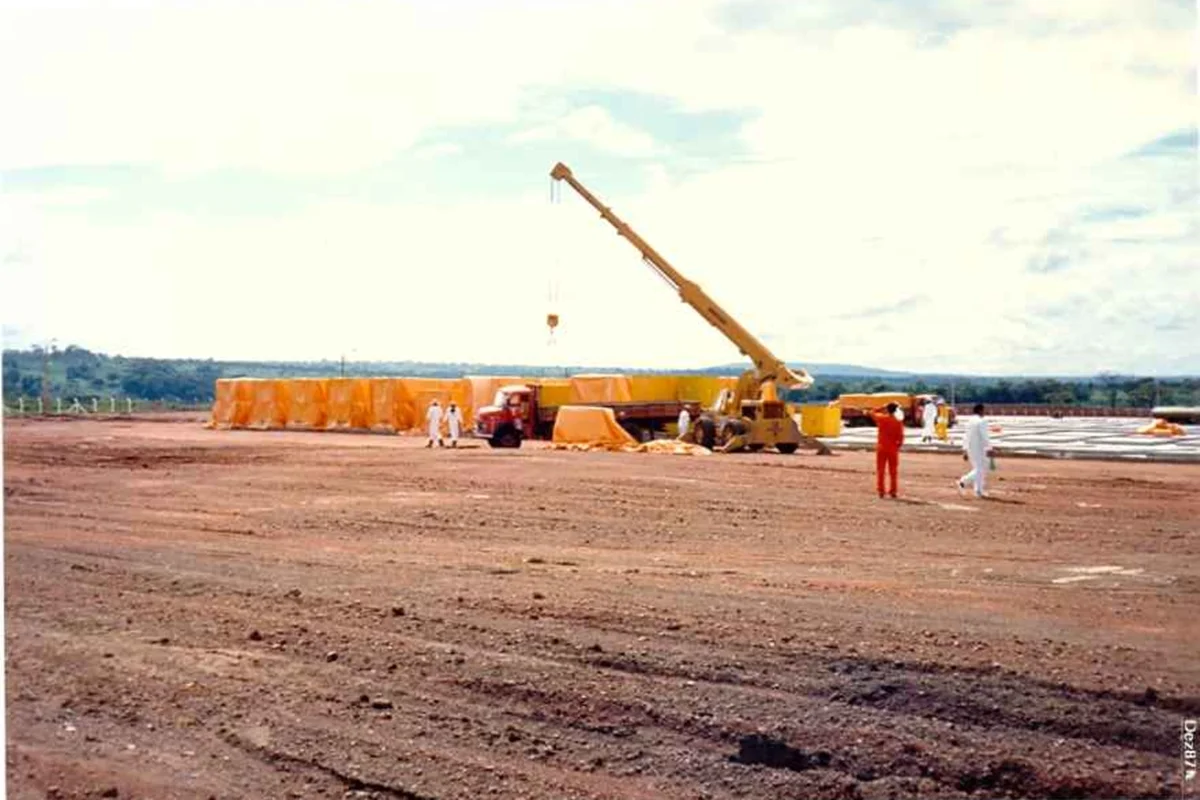 O maior acidente radioativo em área urbana do mundo, ocorrido em Goiânia em 1987, continua sendo uma ferida aberta na história de Goiás. Com o lançamento da série Emergência Radioativa (Netflix) em 2026, a atenção se volta para o depósito definitivo em Abadia de Goiás.