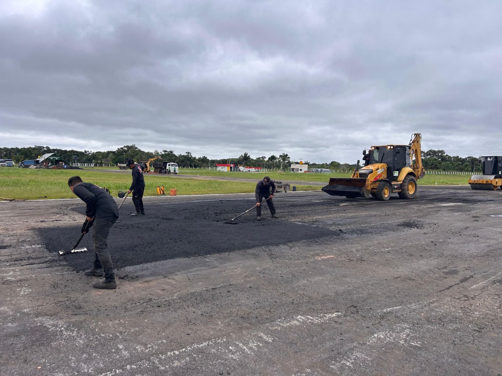 Equipes do Deracre realizam nivelamento e recomposição da pista durante serviços de manutenção em aeródromo do interior/Ascom