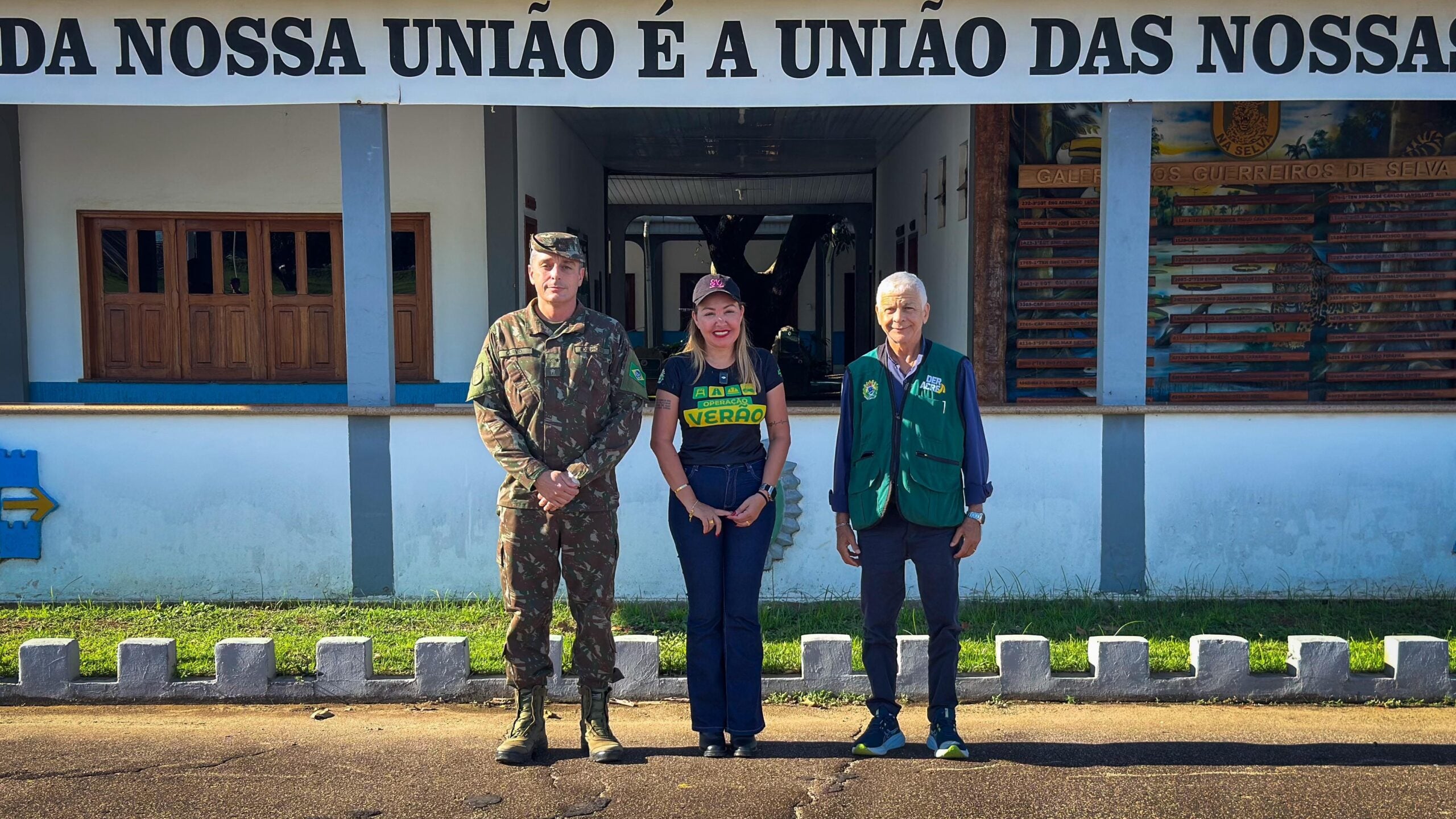 Deracre acompanha obras e trata de convênio com Exército