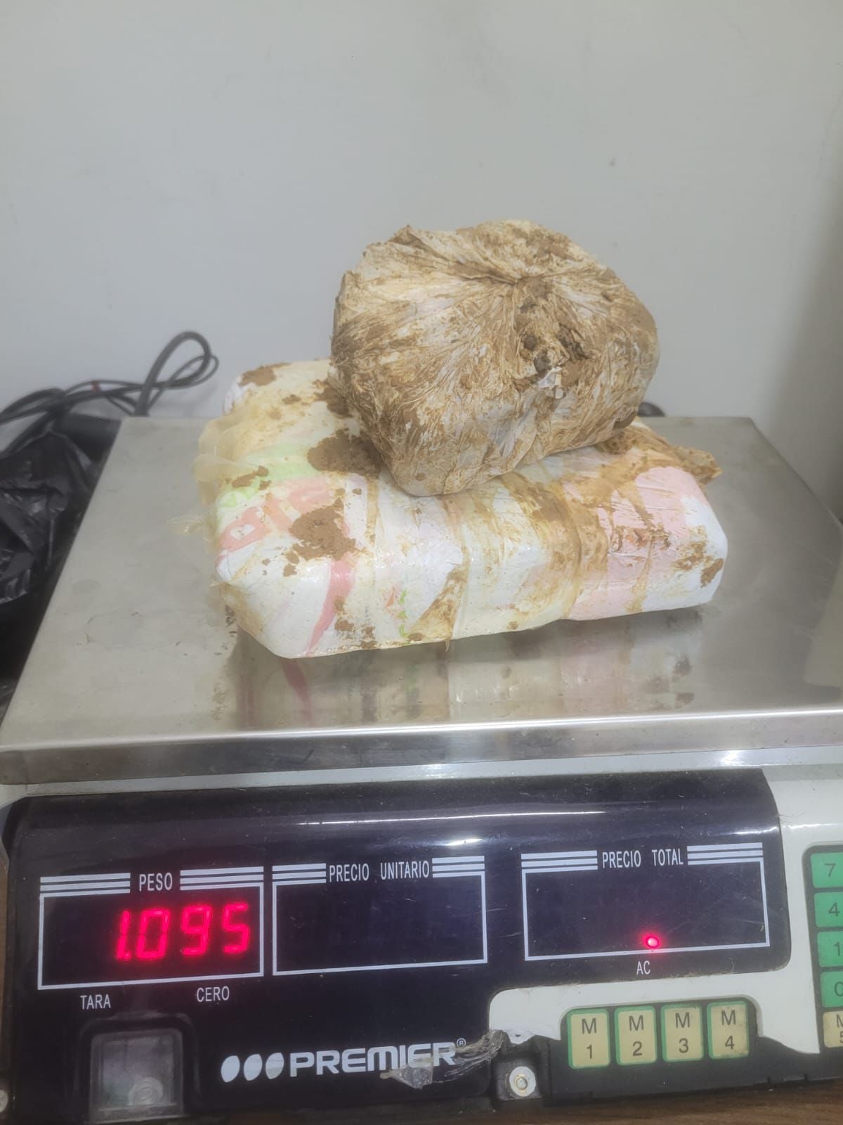 Os investigadores cumpriram três mandados de busca e apreensão