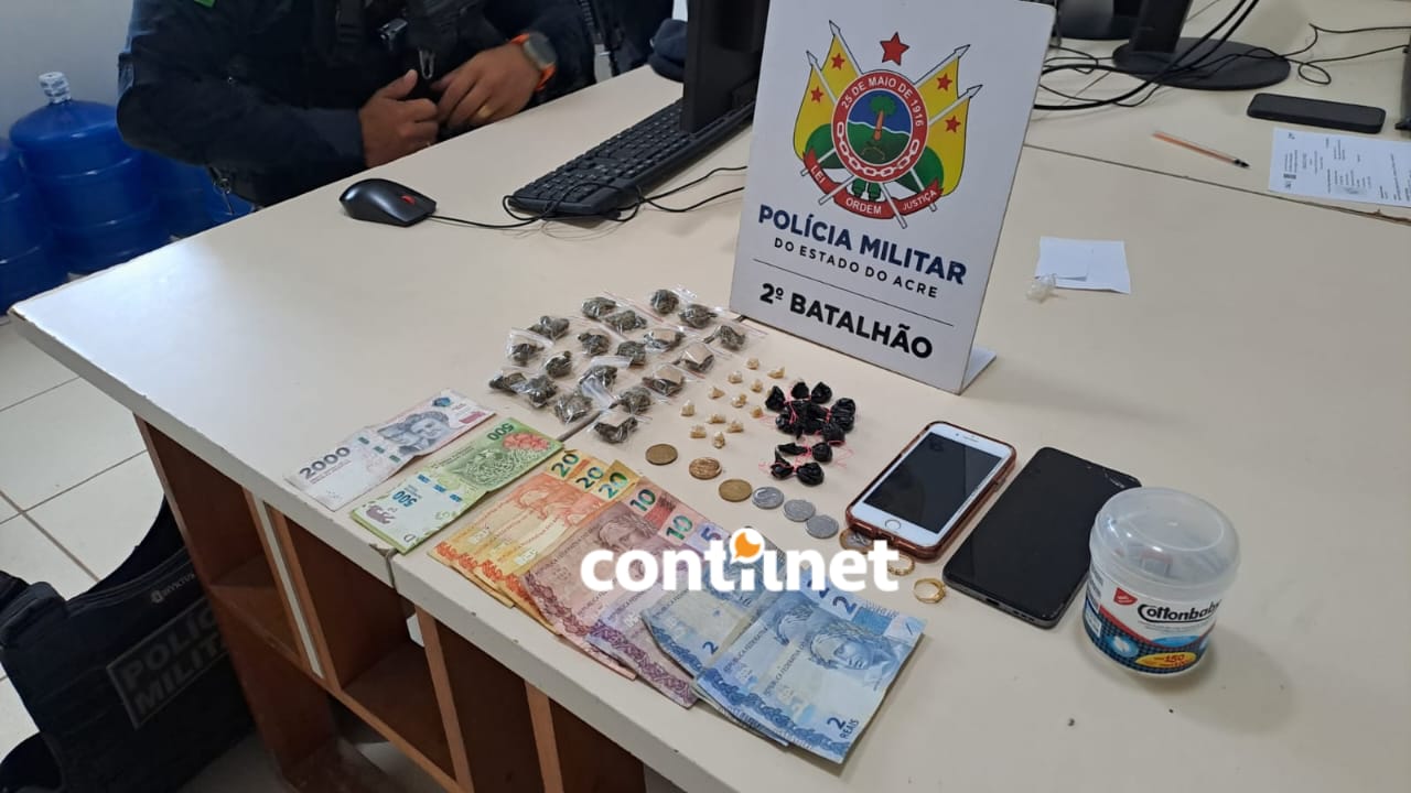 Durante as buscas, foram encontrados 19 papelotes de skank, 14 pedras de crack