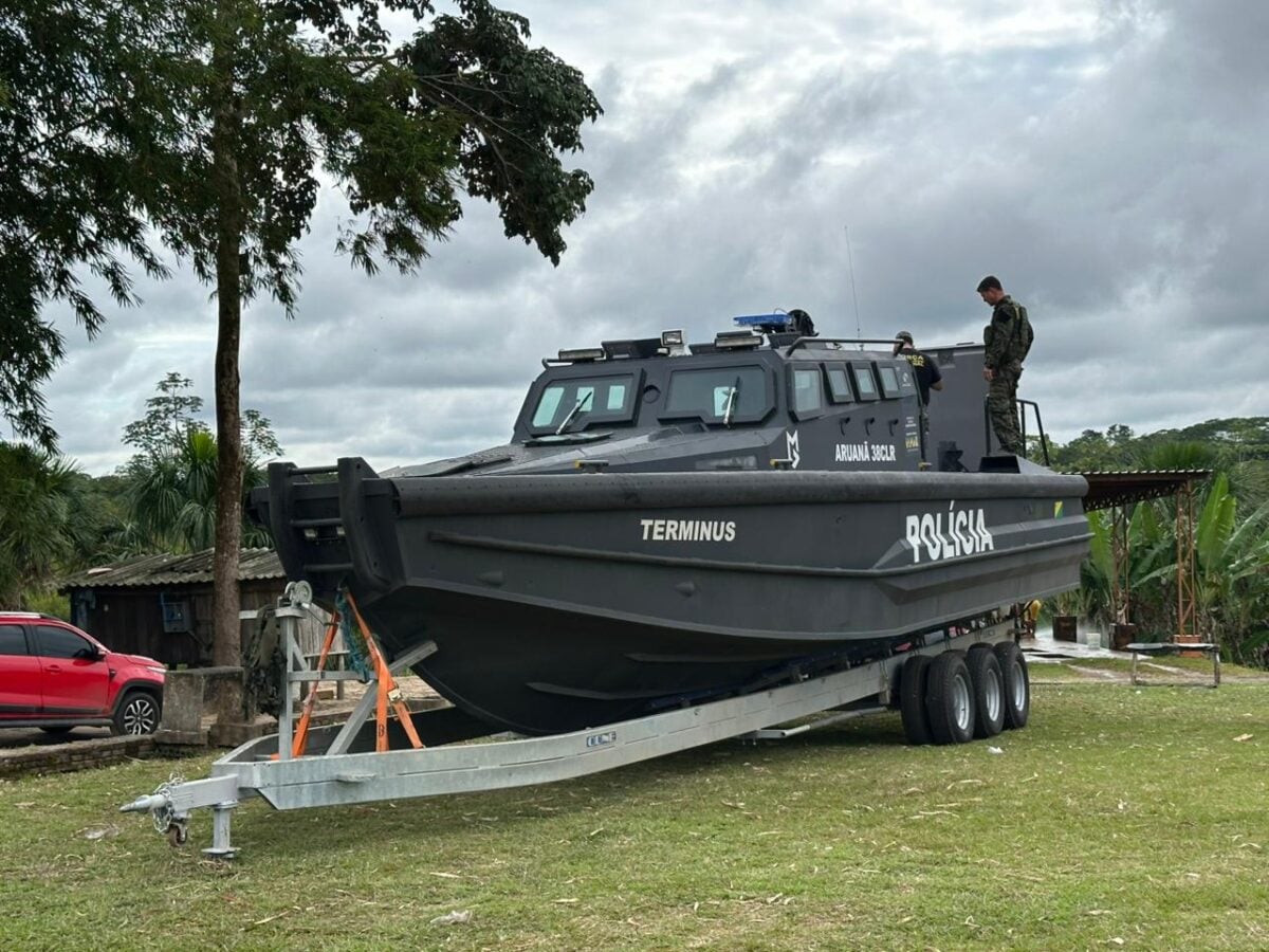 Gefron recebe embarcação blindada para combate ao crime