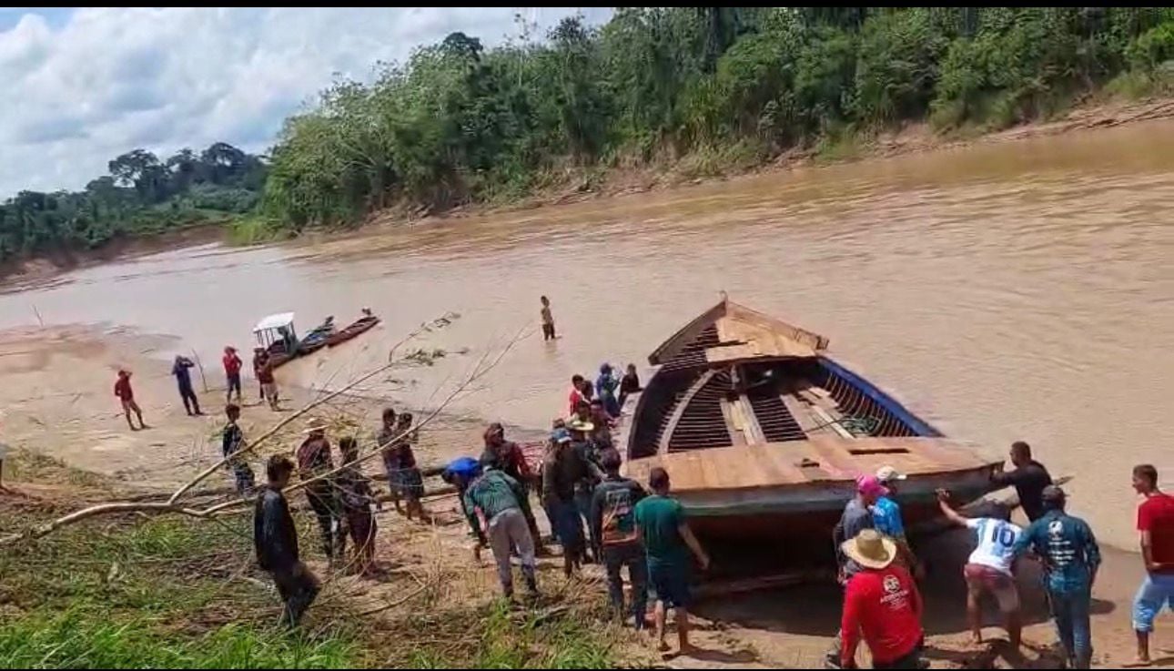 Com esforço coletivo, moradores lançam grande embarcação no Rio Iaco