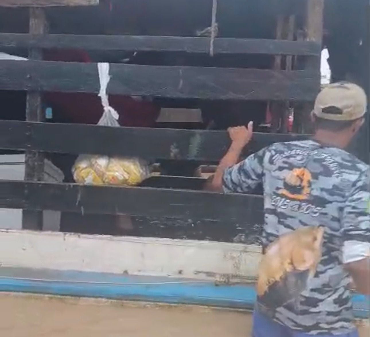 Embarcação atinge tronco, alaga e assusta tripulantes no Rio Iaco