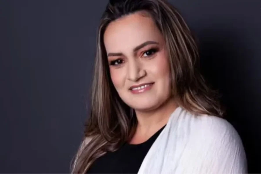 O que deveria ser um momento de cuidado familiar transformou-se em uma cena de horror na zona rural de Igrejinha, na Região Metropolitana de Porto Alegre. A representante comercial Maria Helena de Souza, de 50 anos, foi assassinada com um tiro de espingarda calibre 12 dentro da casa de sua família.