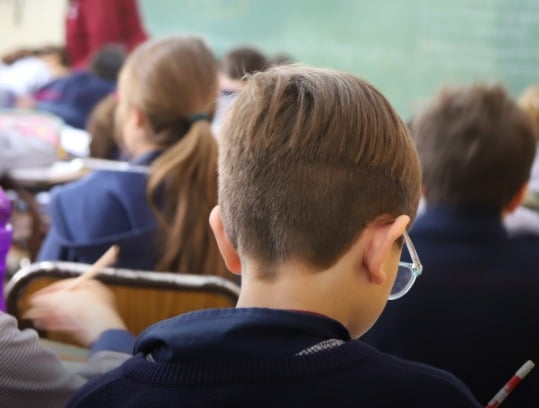 Escola é multada em R$ 25 mil por falta de suporte a aluno com autismo