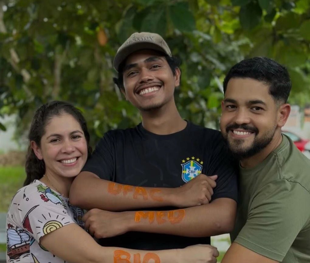 Jovem de escola pública é aprovado em Medicina e celebra conquista com professores no Acre