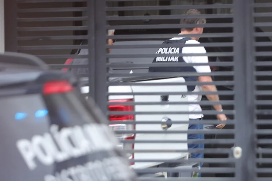 Após 14 dias de internação hospitalar para tratar uma broncopneumonia bacteriana, o ex-presidente Jair Bolsonaro (PL) desembarcou em sua residência, no bairro Jardim Botânico, exatamente às 10h22 desta sexta-feira (27/03).