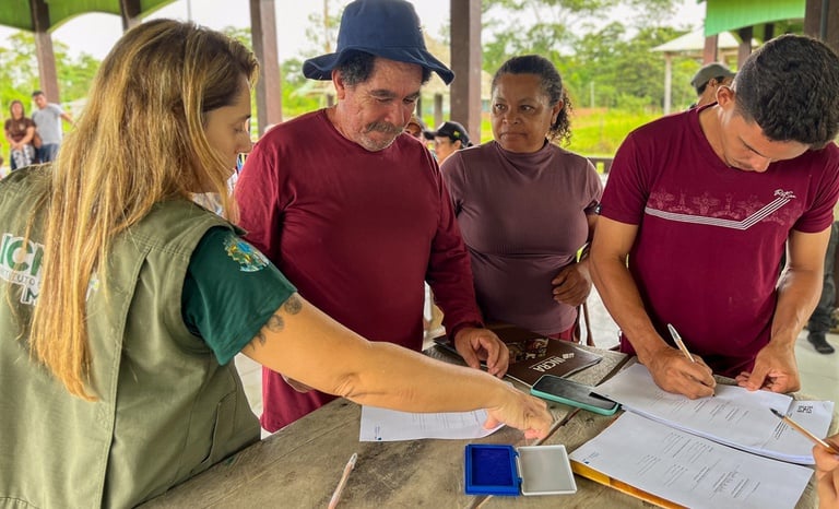 Sessenta e sete famílias da Reserva Extrativista Cazumbá-Iracema, no município de Sena Madureira receberam crédito