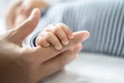 Bebê de 5 meses com falta de ar teria esperado horas por atendimento, denuncia mãe