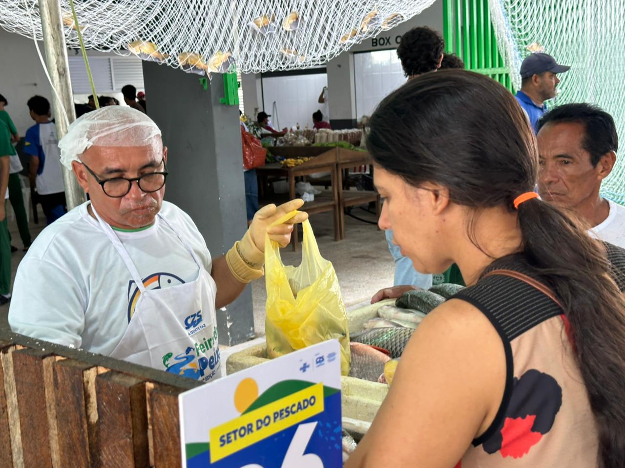 A feira segue até sexta-feira (3) e, além da comercialização de pescado, conta com atividades culturais e educativas