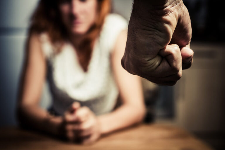 Brasil bate recorde de feminicídios em 2025 com 1.518 vítimas