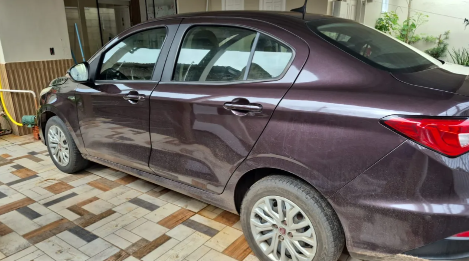 O carro apresenta uma quilometragem de 140 mil km