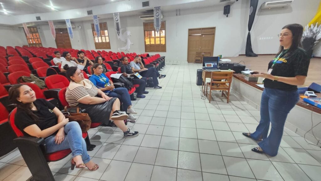 Professores do ensino médio participam de formação continuada com foco no Enem e metodologias