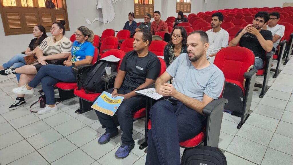 Professores do ensino médio participam de formação continuada com foco no Enem e metodologias