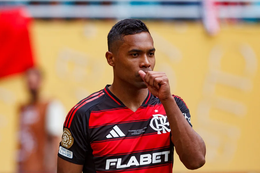 O Flamengo recebeu notícias positivas sobre a condição física de Alex Sandro nesta quarta-feira (25/03). Após ser cortado da Seleção Brasileira devido a um problema na coxa direita, o lateral-esquerdo passou por exames que constataram uma lesão muscular de grau 1.