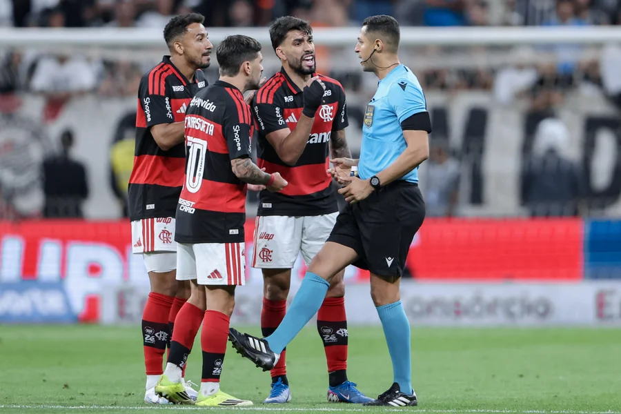 A Confederação Brasileira de Futebol (CBF) liberou, na manhã desta segunda-feira (23/03), os áudios e vídeos da análise do VAR referentes ao empate por 1 a 1 entre Corinthians e Flamengo, pela 8ª rodada do Brasileirão.