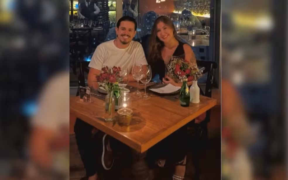 A Polícia Civil de Goiás detalhou as circunstâncias trágicas da morte de Raiane Maria Santos, de 21 anos, ocorrida em um condomínio de Goiânia. Segundo a delegada Priscila de Souza, o crime teria sido motivado por ciúmes, após a jovem pedir para ver o aparelho celular do namorado, André Lucas da Silva Ribeiro, de 28 anos. O suspeito foi preso em flagrante e já passou por audiência de custódia.