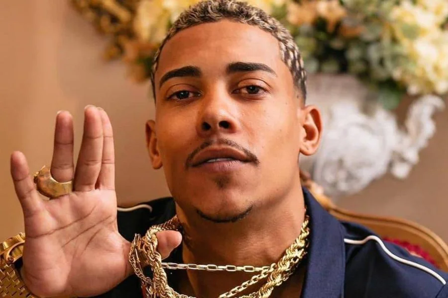 A madrugada desta terça-feira (31/03) foi de pânico para MC Poze do Rodo. O funkeiro teve sua casa, localizada no Recreio dos Bandeirantes, invadida por um grupo de pelo menos oito criminosos armados.