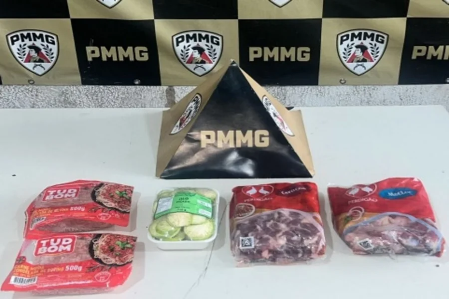 Um caso de furto inusitado mobilizou a Polícia Militar em Uberaba, no Triângulo Mineiro, nesta quinta-feira (19/03). Uma mulher de 72 anos foi presa em flagrante após tentar sair de um supermercado com diversos itens alimentícios escondidos sob a roupa. Entre os produtos furtados estavam carne moída, coração de frango e jiló.