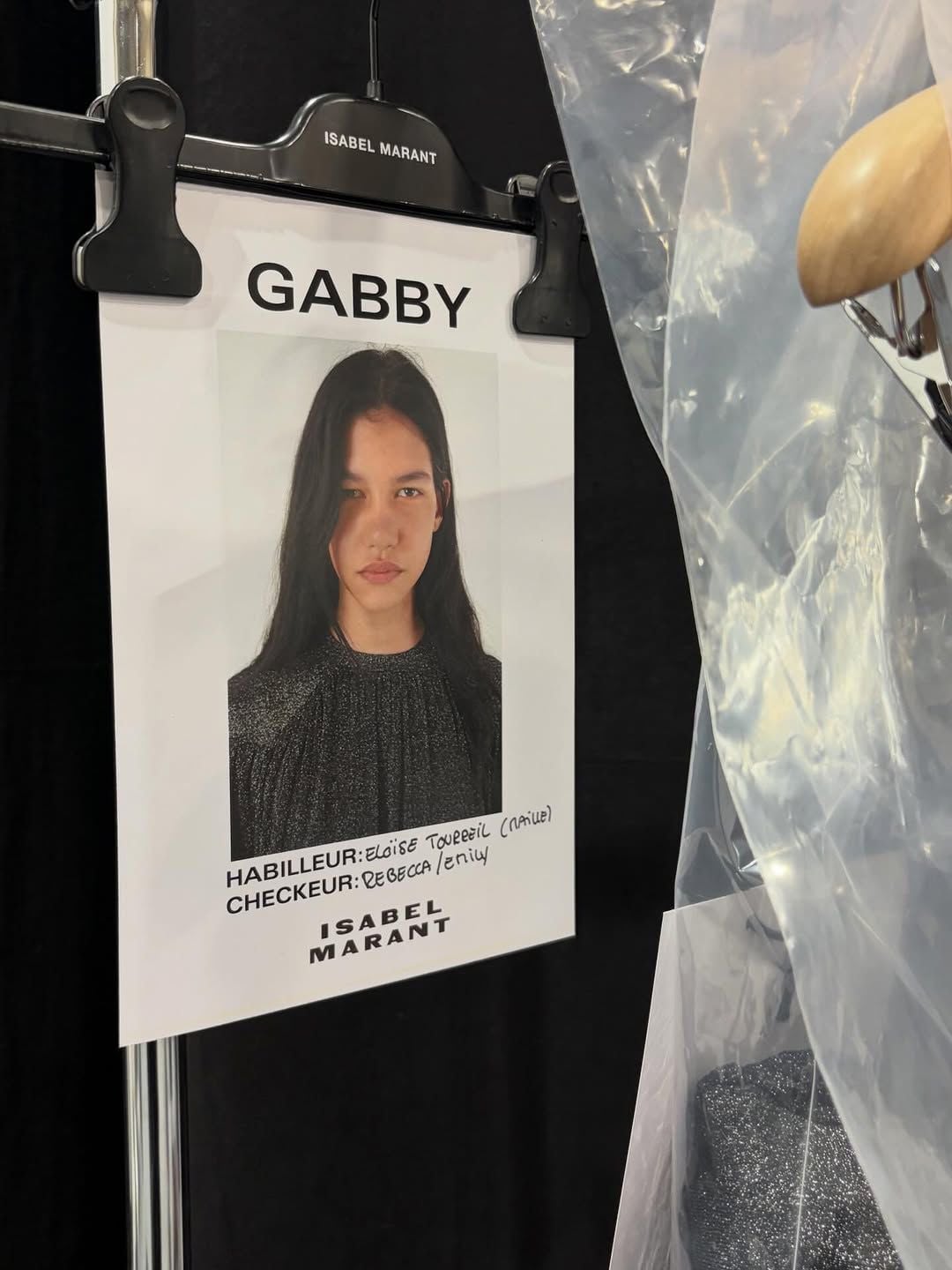 Modelo acreana Gaby Dobbins concorre ao prêmio de Modelo do Ano no FFW Brasil Fashion Awards e recebe apoio nas redes sociais para votação.