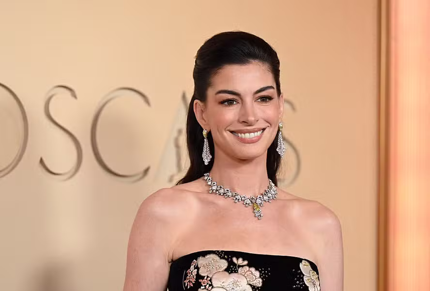 Nem maquiagem pesada, nem procedimentos invasivos: para aparecer com o olhar mais “desperto” e renovado no Oscar 2026, Anne Hathaway apostou em um recurso simples, executado nos bastidores, e que qualquer pessoa pode reproduzir em casa.